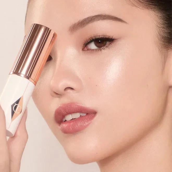 Тональна основа у стіку Charlotte Tilbury Unreal Skin Sheer Glow Tint